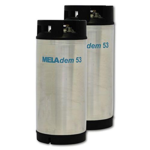 MELAdem 53 Wasser-AufbereitungMELAdem 53 ist die optimale Anlage für MELAtherm10 für die wichtige Schlussspülung zum Schutz undzur Pflege der Instrumente mit demineralisiertemWasser.So können Flecken und Oberflächenveränderungenvermieden werden.MELAdem 53